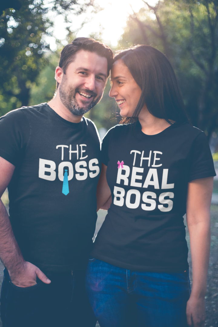 happy-couple-wearing-tshirts-mockup-outdoors-a20611 Tričko s potlačou – The REAL BOSS – Obrázok 1