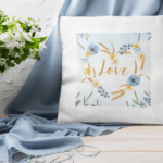 Vankúš s nápisom Love a jemnými kvetmi
