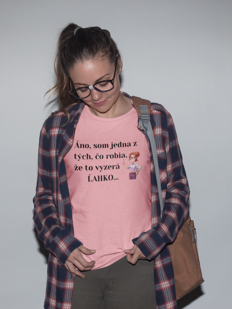 nerdy-girl-with-glasses-wearing-a-t-shirt-mockup-and-a-plaid-shirt-a19264 Tričko s potlačou – Áno, som jedna z tých, čo robia, že to vyzerá ĽAHKO – Obrázok 1