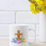 Hrnček s krížom a veľkonočnými kvietkami