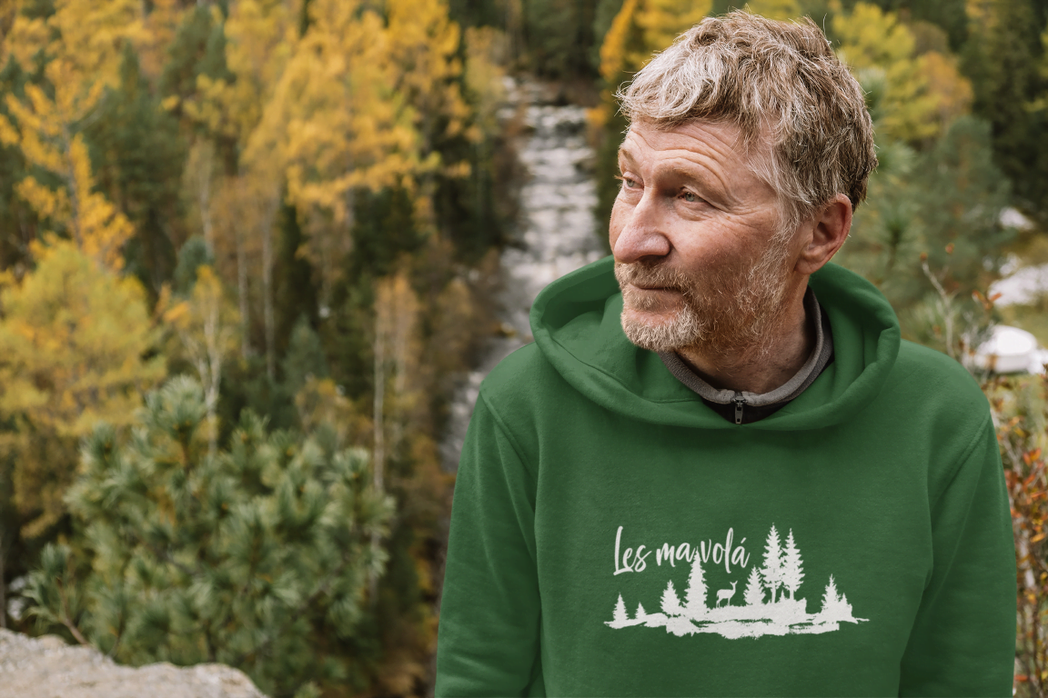 hoodie-mockup-featuring-a-senior-man-and-a-forest-in-the-background-m18181-r-el2 (1) Mikina s potlačou – Les ma volá – Obrázok 1