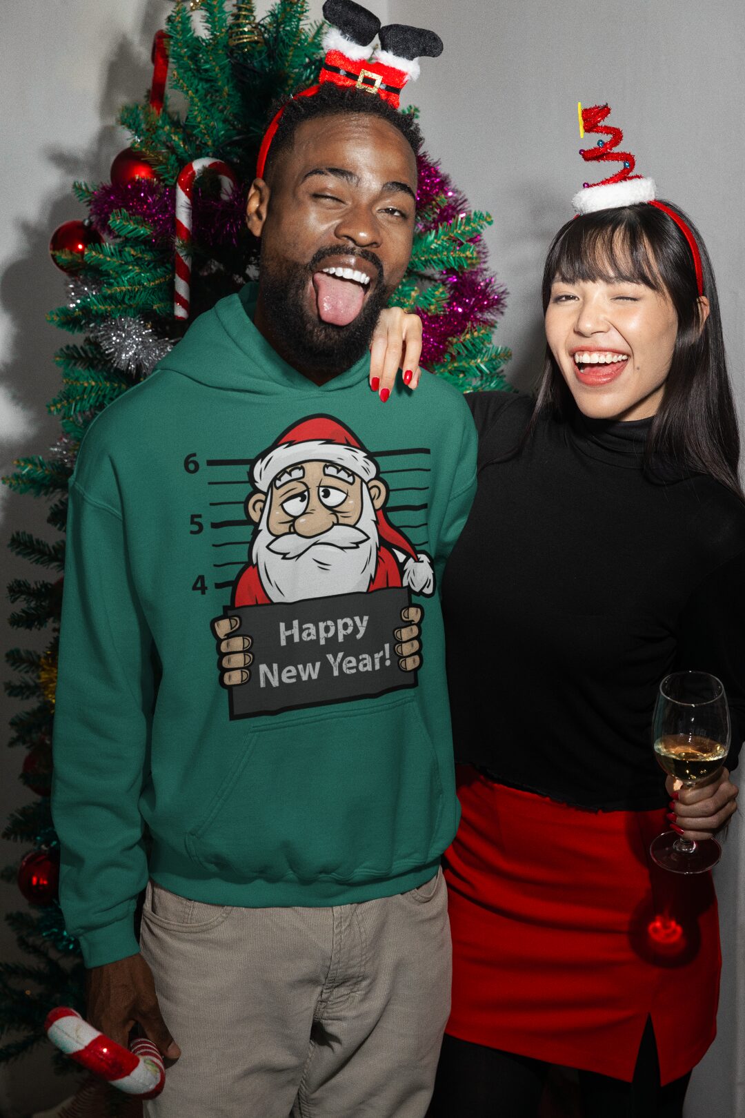 pullover-hoodie-mockup-of-a-bearded-man-celebrating-christmas-with-a-friend-m35919 Mikina s potlačou – Santa kriminálnik – Obrázok 1