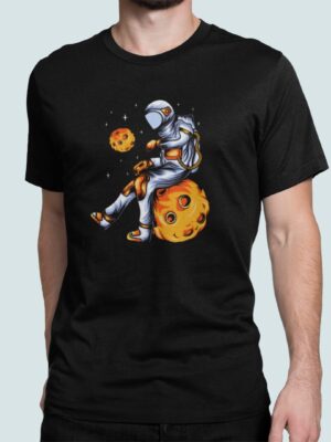 Úvodná stránka 37 mockup of a man wearing a t shirt against a customizable background 1423 el