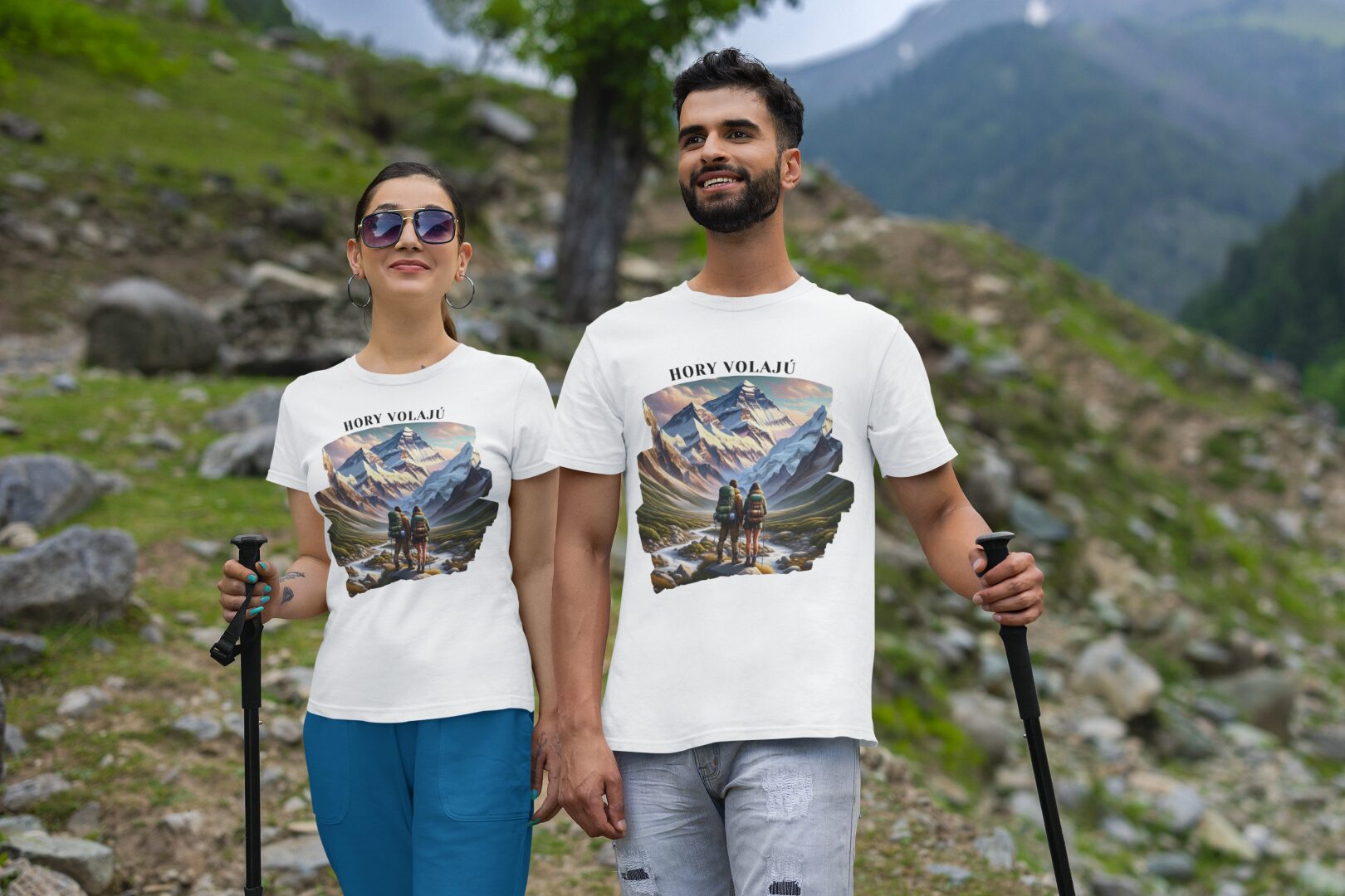gildan-t-shirt-mockup-of-a-happy-couple-hiking-in-the-mountain-m35573.jpg Tričko s potlačou – Hory volajú – Obrázok 1