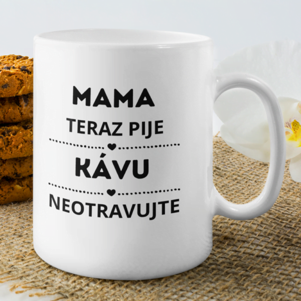 Hrnček Mama teraz pije kávu, neotravujte