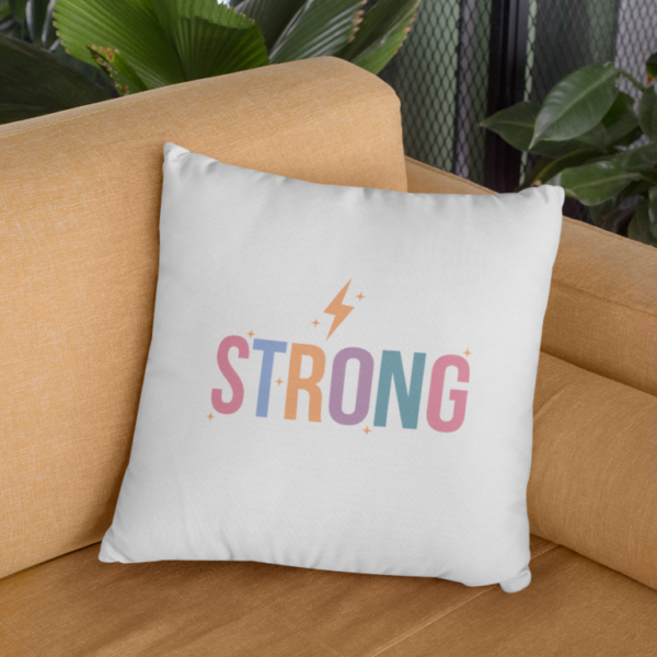 Vankúš s farebným nápisom Strong